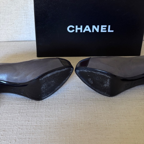 CHANEL Grey Black Leather Cap
Toe Pumps Size 6 1/2 - Picture 7 of 7